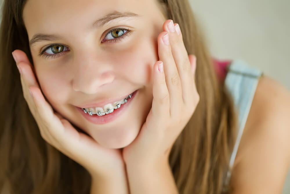 ההבדל בין יישור שיניים לילדים ויישור שיניים למבוגרים